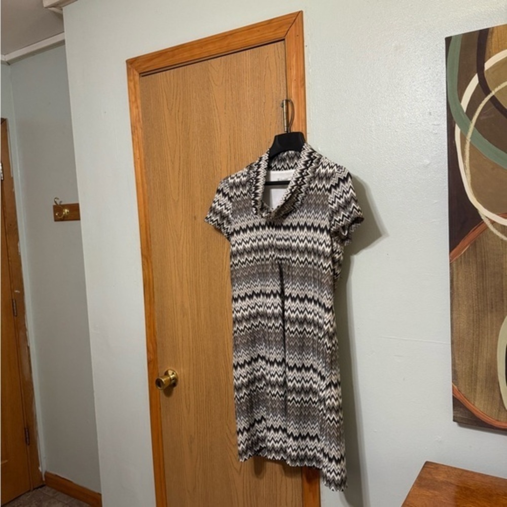 Dressbarn Size 8 w/Chevron Print Cap Sleeve Cowlneck Knee-Length Shift Dress